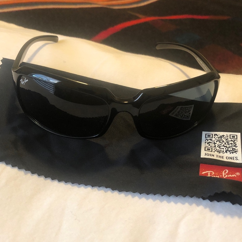 Ray-Ban Sleek Black Sunglasses